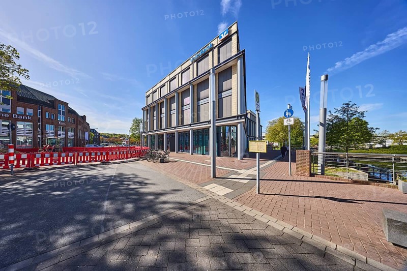 Volksbank Kleverland eG, general architecture, commercial building, modern building, residential building, lantern, fenced construction site, barriers, street, sidewalk, side light, blue sky, cirrus clouds, intersection Herzogstraße, Werftstraße and Minoritenstraße, Kleve district, North Rhine-Westphalia, Germany