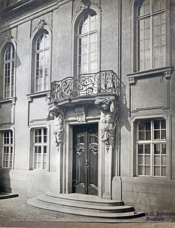 Historic building entrance with artistic sculptures and a decorative balcony, architecture, Eugen Schmohl, Berlin, around 1910, Emil Leitner