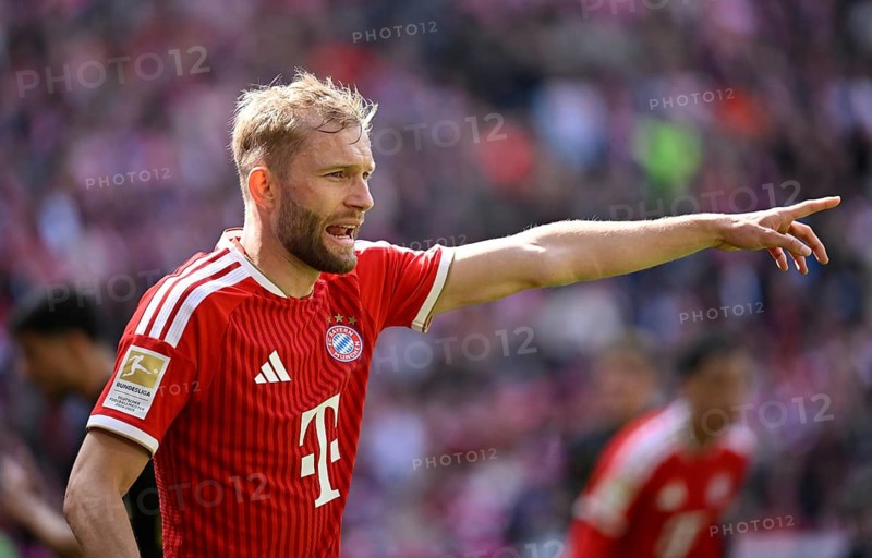 Konrad Laimer FC Bayern Munich FCB (27) Gesture Gesture Football Bundesliga, Allianz Arena, Munich, Bavaria, Germany
