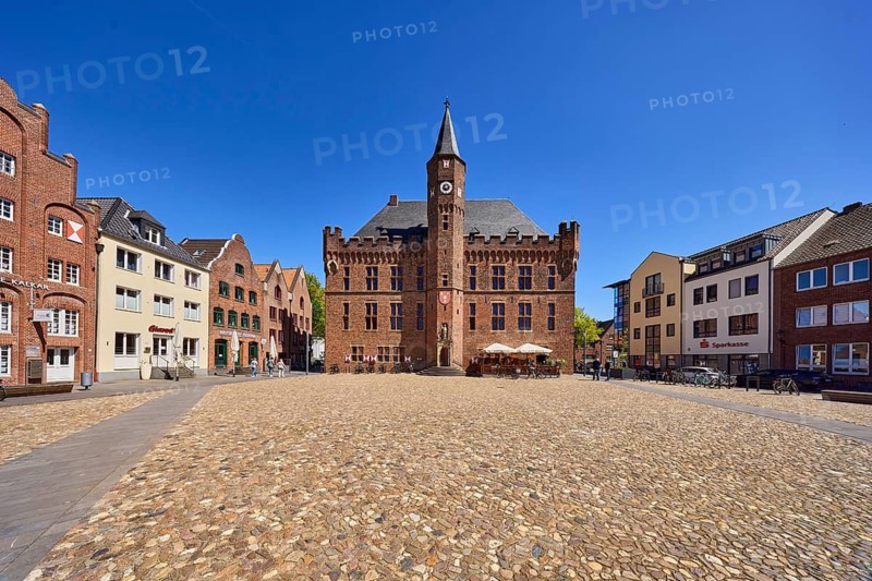 Town Hall, Town Hall Tower, historic residential and commercial buildings, houses, old town, historic city center, square made of paving stones, blue sky, cloudless, market square, Kalkar, Kleve district, North Rhine-Westphalia, Germany