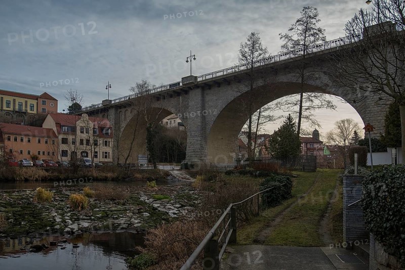 Peace Bridge, stone arch bridge from 1909 to the old town, below the Spree, Bautzen, Upper Lusatia, Saxony, Germany