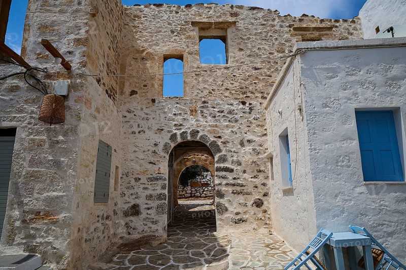 Passage to Kastro, stone building with window, traditional arch in an old quarter, main town in Kimolos, Kimolos, Chorio, Kimolos island, neighboring island of Milos, Cyclades, Greek Islands, Greece