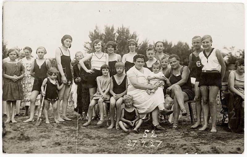 Biederitz an der Elbe, Saxony-Anhakt, Baden, swimwear, woman, men, children, leisure, fun, summer, group of woman and children in swimwear on a beach on a summer day, 27.7.1927