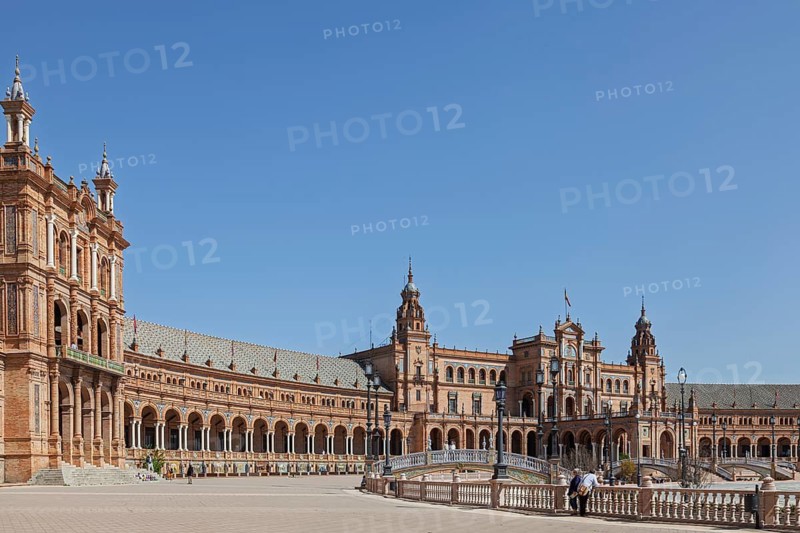 Plaza de Espana (Spain Square), built in 1928 for the Ibero-American Exposition of 1929, landmark of regionalist architecture, Parque de Maria Luisa (Maria Luisa Park), Seville, Andalusia, Spain