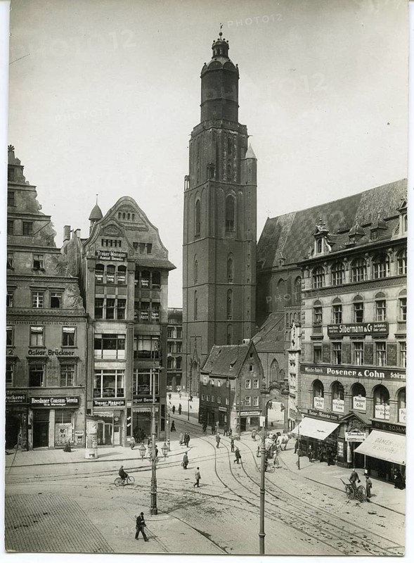 Wroclaw, Silesia, The Ring, Big Market, House to Grab, Elizabeth Church, Wroclaw, Poland, Historical city view with a large church in the center, surrounded by old buildings and people on the street, around 1920