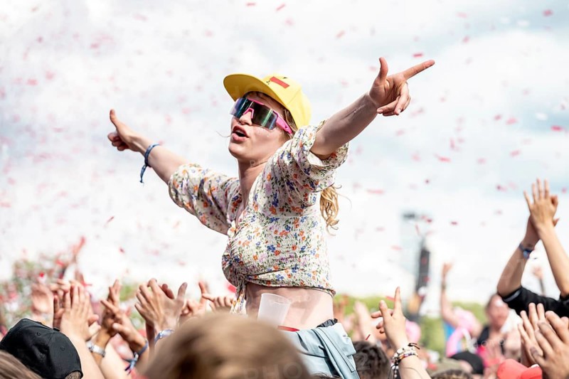 A festival goer sits on the shoulders of another festival visitor and celebrates in the rain of confetti, rock in the park on the zeppelin field in Nuremberg on 06.06.2026