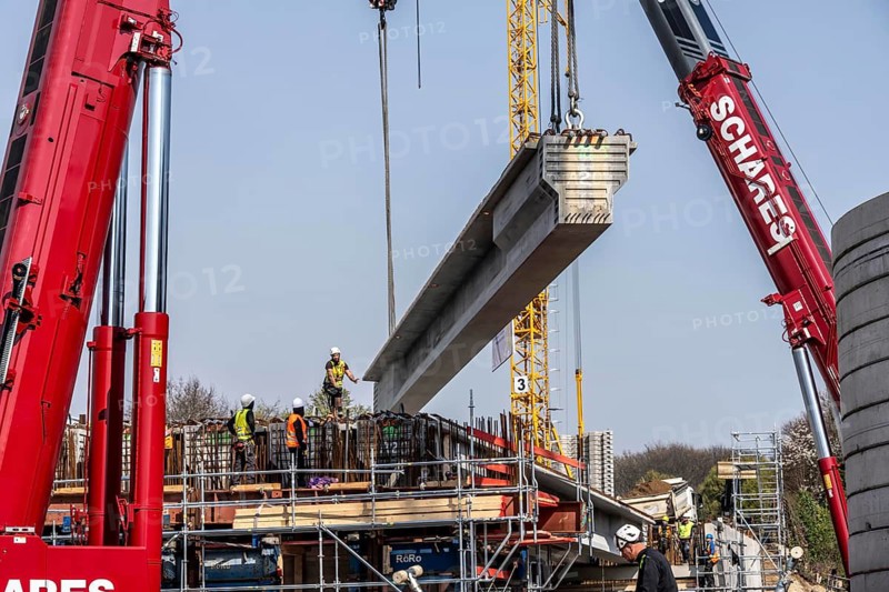 First part of the assembly of the new, 120-meter-long A516 motorway bridge, across Teutoburger Straße in Oberhausen-Sterkrade, 2 large cranes lift the 24 bridge sections weighing up to 121 tons and up to 40 meters long, which are then connected by tendons using a globally unique process, the prefabrication of the bridge parts and the construction process reduces the construction time from 24 to 7 months, per direction, the bridge, built in 1970 was severely damaged, traffic continues to roll on the still existing West Bridge, after which the Completion of this bridge, the western part is also demolished and then rebuilt, traffic rolls in one lane on the new bridge, North Rhine-Westphalia, Germany