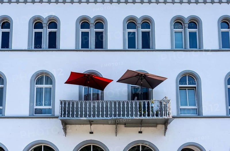 The town of St. Goarshausen on the Rhine, in the Upper Middle Rhine Valley World Heritage Site, building on Rheinstraße, balcony with parasols, Rhineland-Palatinate, Germany