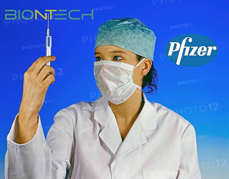 A female doctor with injection, corona vaccine, Biontech, Pfizer, woman, doctor, pharmacy, studio shot, photographer, Federal Republic of Germany