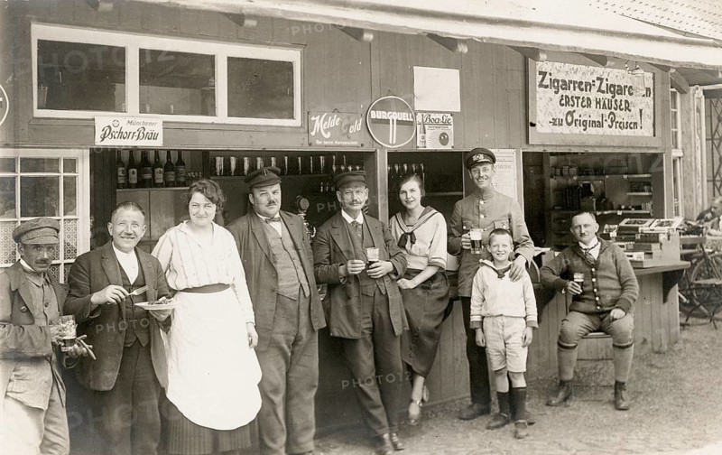 Pub, tavern, takeaway, cigars, shop, business, profession, twenties, a group of people drinking and posing smiling in front of a cigar shop, around 1924