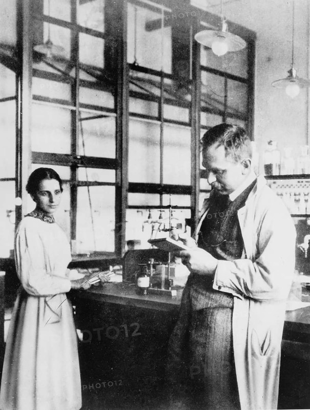 Otto cock and Lise Meitner in the laboratory, Kaiser Wilhelm Institute for Chemistry, 1913 Otto cock was a German chemist and is one of the most important natural scientists of the 20th century. Together with Lise Meitner and Fritz Strassmann, he discovered the nuclear fission of the radioactive substances uranium and thorium in 1938. The discovery of nuclear fission is considered the beginning of the atomic age. In 1944, he received the Nobel Prize in Chemistry. Germany, contemporary history, historical
