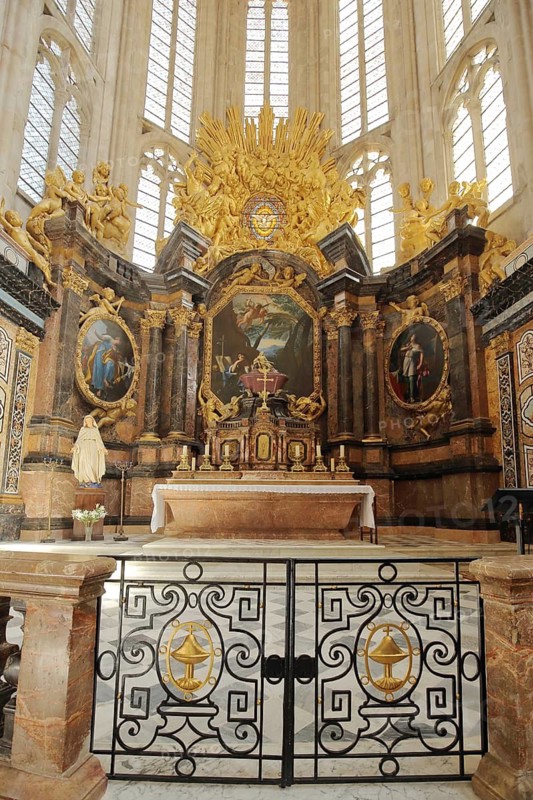 High altar with altar retable and painting in the Gothic church of Ste-Marie-Madeleine, interior view, retable, arts and crafts, magnificent, metal door, Metelltor, Saint-Maximin-la-Sainte-Baume, St, Var, Provence, France