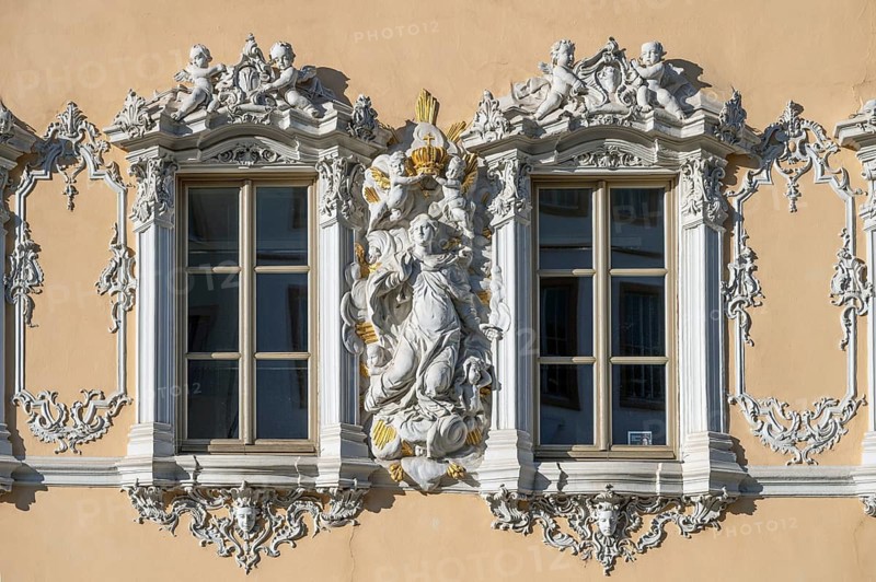 Sculpture of the Virgin Mary on the rococo façade of the Falkenhaus, created in 1751, market square, Würzburg, Lower Franconia, Bavaria, Germany