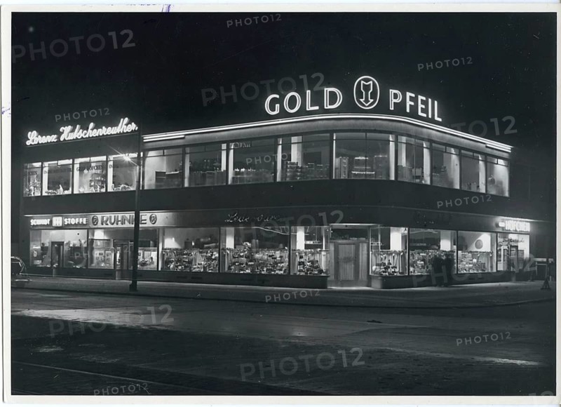 Berlin, Charlottenburg, Tauentzien Str., Gold Pfeil, leather goods, bags, fashion, post-war building, modern building of a shop at night with bright lighting, around 1955