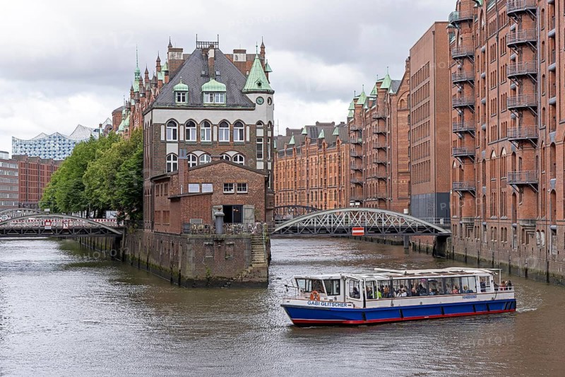 Excursion boat, barge, Wasserschlösschen, Speicherstadt, Hamburg, Germany