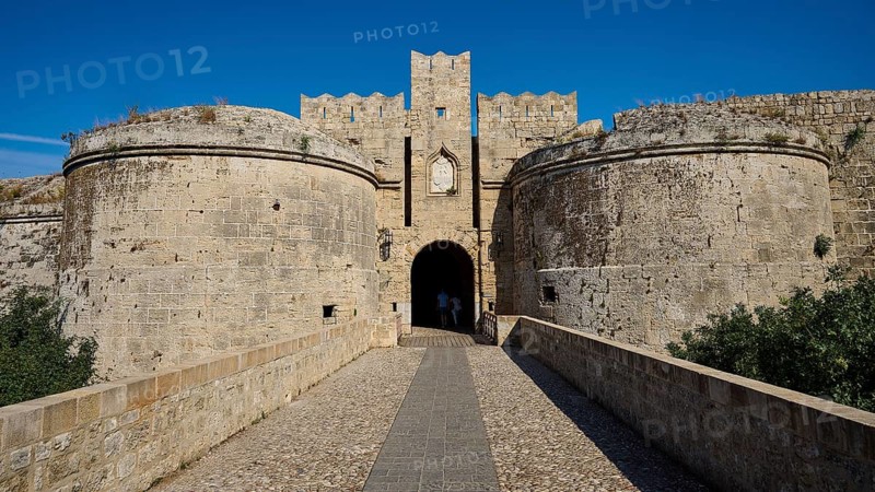 Emery d 'Amboise Tor, city wall of Rhodes, entrance of a medieval fortress with massive stone walls and towers, under blue sky, Rhodes Old Town, Rhodes Town, Rhodes, Dodecanese, Greek Islands, Greece
