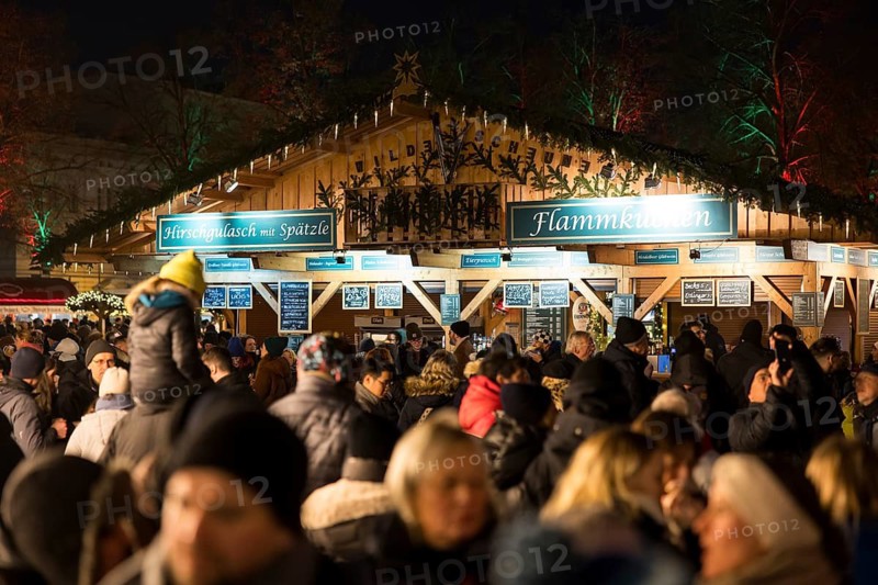 Stand with tarte flambée at the Christmas market at Charlottenburg Palace. Berlin, 08.12.2024