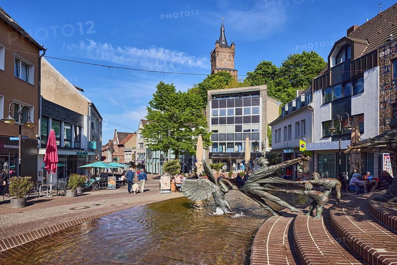 Lohengrin Fountain, Elsa Fountain, Fountain, Sculptor Karl-Henning Seemann, pedestrian zone, general architecture, commercial building, catering, outdoor area, Schwanenburg Castle, pedestrians as a secondary motif, trees, blue sky, cirrus clouds, Große Straße in Fischmarkt, Kleve district, North Rhine-Westphalia, Germany