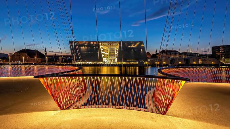 Abendszene mit beleuchteter Brücke und modernem Gebäude im Hintergrund, Kopenhagen, Dänemark, Cirkelbroen, Königliche Bibliothek