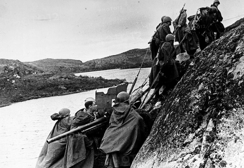 The struggles of war. That gun had to be brought up to the hill — hard work. Northern Front, Murmansk, Soviet Union 1941