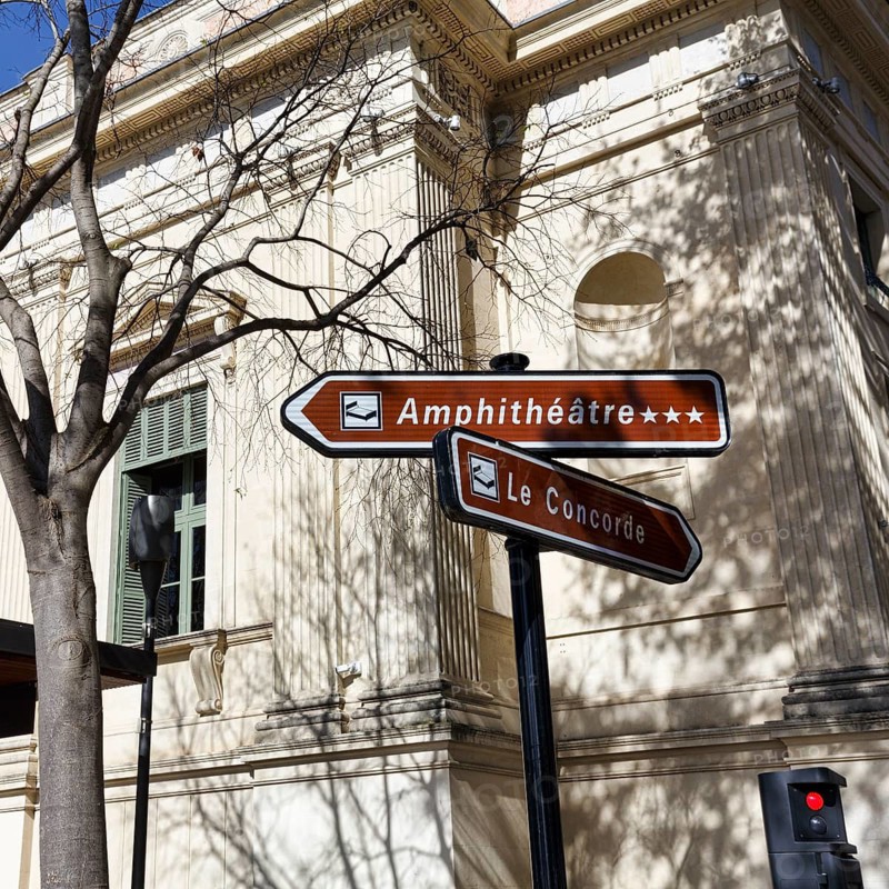 Tourist guide, hotel, arena of Nimes, Roman amphitheatre in the city centre, important venue, Nîmes, Languedoc-Roussillon, southern France, France