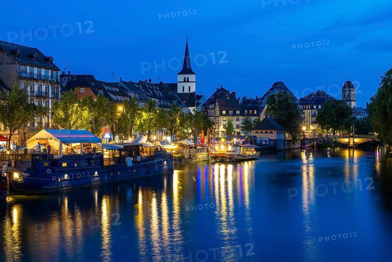 Restaurants on boats on Quai de Pecheurs, Ill, Wasser, Strum der Wilhelmskirche, Trrum der Magdalene Church, houses, Blaustunde, Strasbourg, Alsace, France