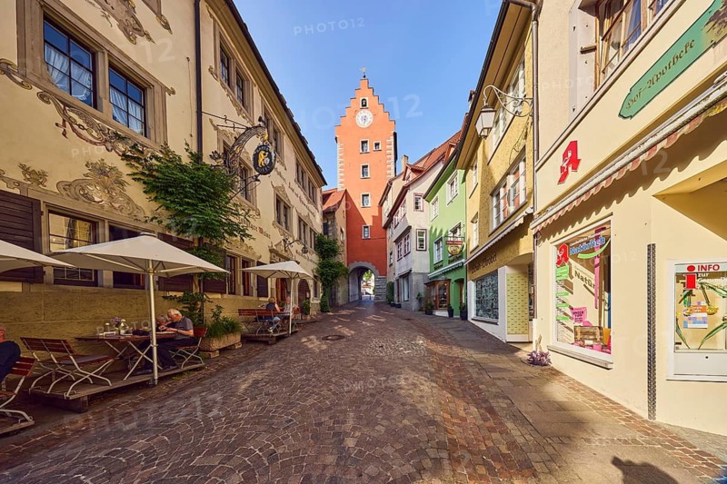 City gate to the Upper Town, historic residential buildings and commercial buildings, street made of paving stones, blue sky, cloudless, market square, Meersburg, Lake Constance, Lake Constance district, Baden-Württemberg, Germany