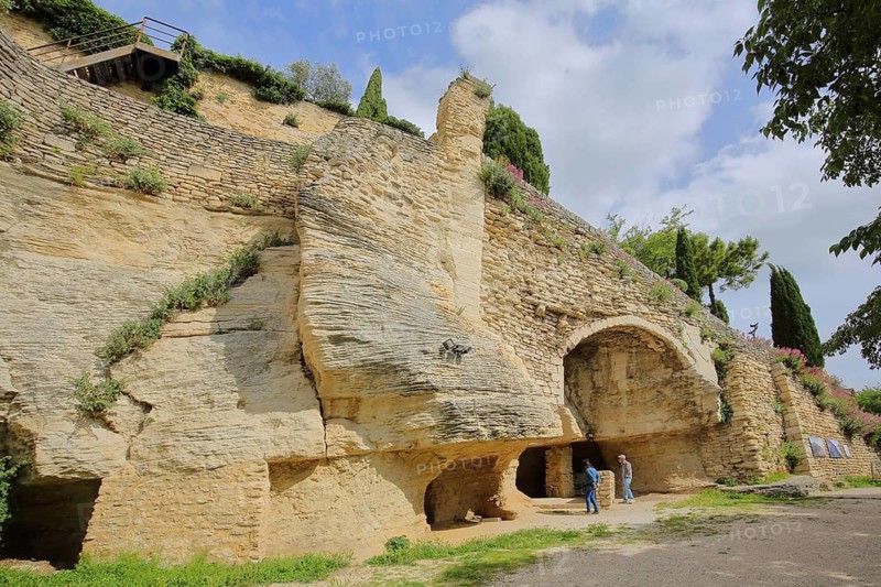 Grotto with cave and geological stone wall, rock face, rocks, mountain village, Gordes, Luberon, Vaucluse, Provence, France