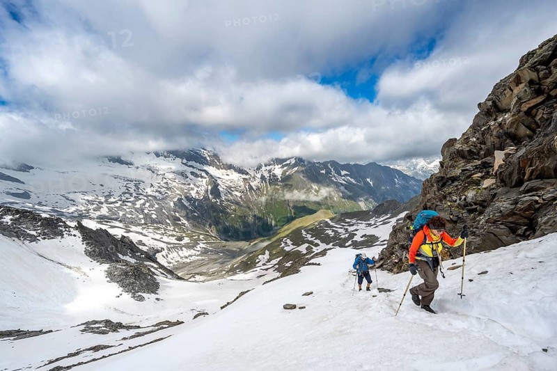 Two mountaineers on a hiking trail in the snow, mountain landscape with summit Hoher Weißzint and Hochsteller with glacier Schlegeiskees, ascent to Schönbichler Horn, Berliner Höhenweg, Zillertal Alps, Tyrol, Austria
