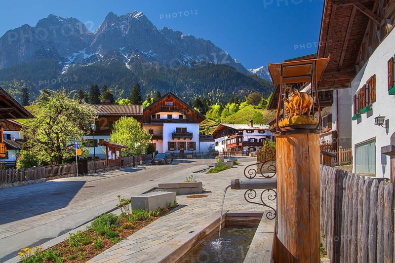 Oberer Dorfplatz mit dem Waxenstein 2277m, Grainau, Werdenfelser Land, Upper Bavaria, Bavaria, Germany