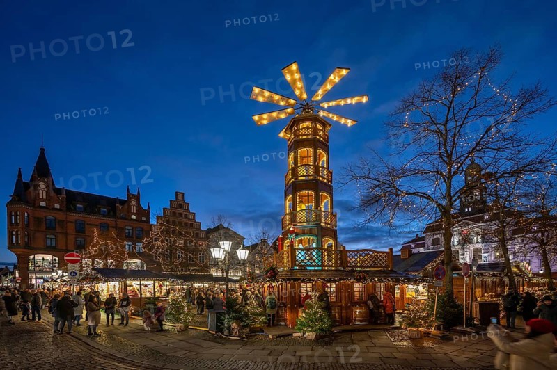 Christmas market with large Christmas pyramid on the market square, behind the historic town hall, Lüneburg, Lower Saxony, Germany