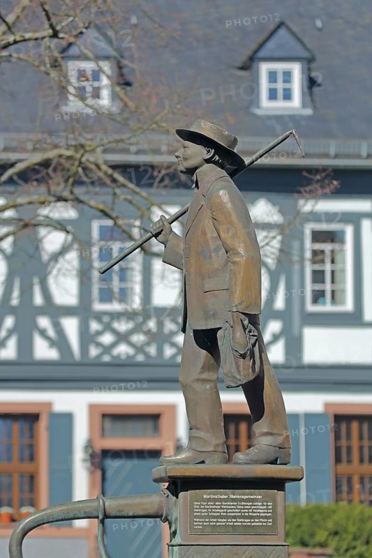 Vintner's fountain with stand-up collar vintner sculpture, vintner, stand-up collar, standing male figure with hoe on his back and bag with wine bottle, garden tool, garden tool, hand, carry, hat, worker, gardener, text, inscription, market square, Martinsthal, Eltville, Rheingau, Taunus, Hesse, Germany