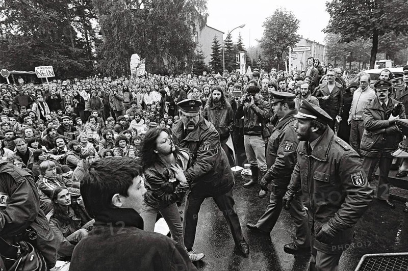 In protest against the rocket stationing in Germany American barracks are blocked in Berlin, here Andrews-Barracks, Steglitz, Finckensteinallee. Many left-wing groups took part, trade unions and employees of the Free University. Berlin Police is carrying away the protesters. In this picture: Karin Wieland. DE: In protest against the rocket deployment in Germany, American barracks are blocked in Berlin, here the Andrews barracks, Finckensteinallee. Many left-wing groups, trade unions, and Freie Universität employees took part. The Berlin police are taking the demonstrators away. In the picture: Karin Wieland