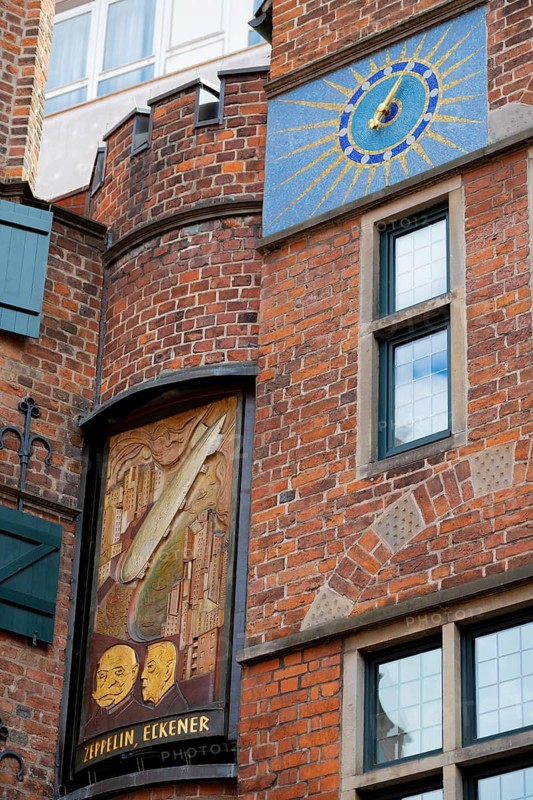 Three times a day, the carillon rings out in the historic Böttcherstrasse, on the panel of figures between the Carillon House and the Roselius House (left), Ferdinand Graf von Zeppelin, Hugo Eckener, airship designers, the old town of the Hanseatic city of Bremen from the 1920s, an example of Klinker Expressionist architecture, artistic design, brick architecture, clock, popular tourist destination, Germany