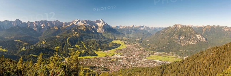 Panorama from Wank, 1780m, onto the Wetterstein Mountains with Alpspitze 2628m, Jubiläumsgrat and Zugspitze 2962m, Werdenfelser Land, Upper Bavaria, Bavaria, Germany