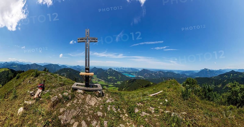 Summit cross on the Faistenauer Schafberg with a view of Lake Fuschl, Osterhorn group, Salzkammergut, Salzburg province, Austria