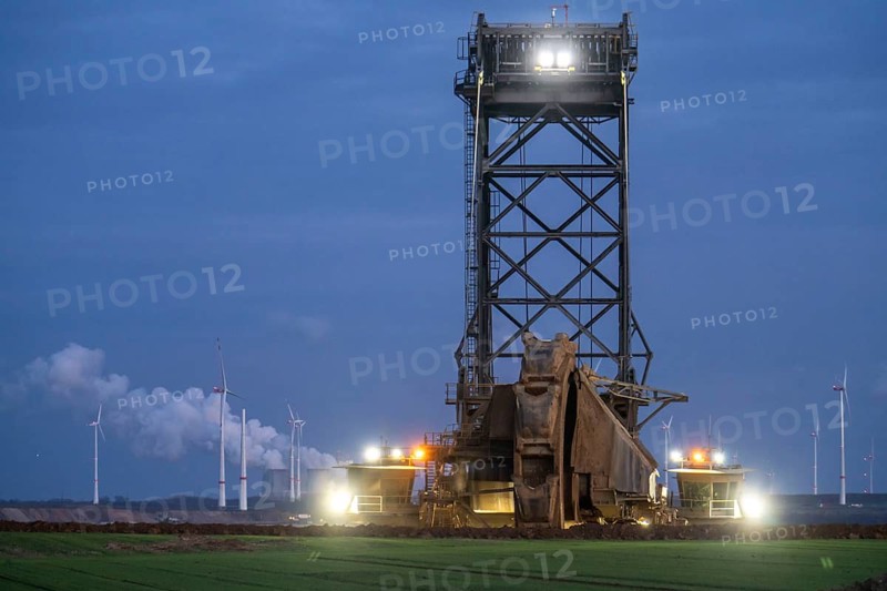 Edge of the Garzweiler II open-cast lignite mine, at the village of Lützerath, the last village to be excavated, in the background the Neurath lignite-fired power station, belongs to Erkelenz in the district of Heinsberg, North Rhine-Westphalia, Germany