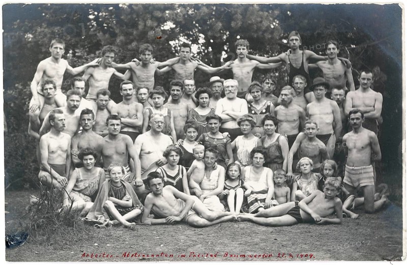 Workers, abstinents, Baumwerder, Berlin Tegel, alcohol abstinence, bathing, swimwear, leisure, summer, children, woman, men, large group of people in swimwear posing for a photo outdoors. Many smiles, shot in a natural setting, 1909
