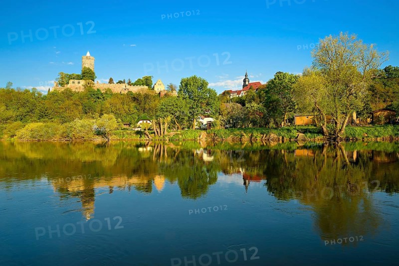 In the Saale valley near Naumburg, the ruins of the castle and the village of Schönburg are reflected in the river Saale, Burgenlandkreis, Saxony-Anhalt, Germany