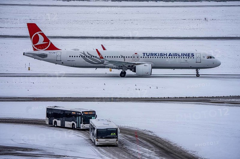 The onset of winter in North Rhine-Westphalia, flight operations are maintained at Düsseldorf Airport with great effort, North Rhine-Westphalia, Germany