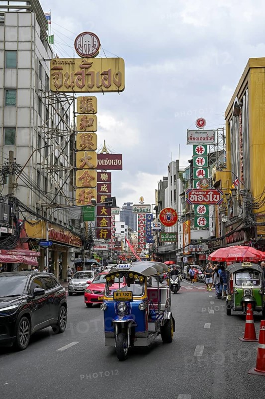 Street scene on Yaowarat Road, China Town, Chinese neighbourhood, Sampheng, Bangkok, Thailand