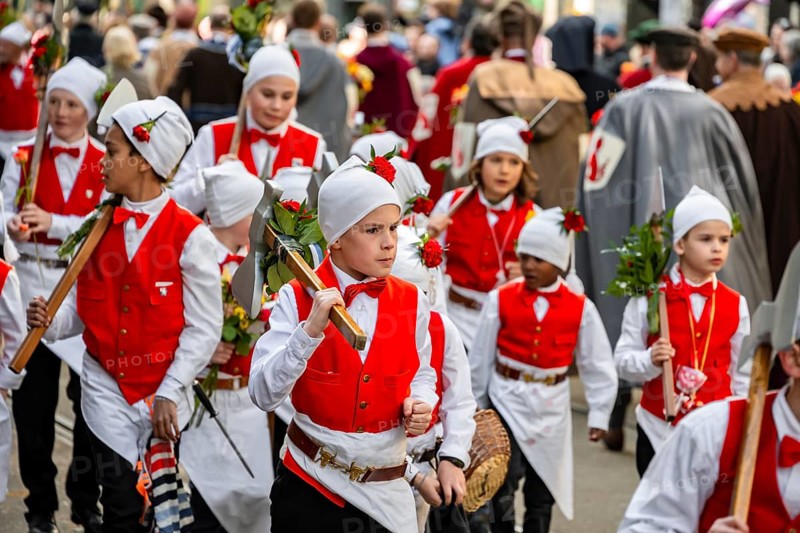 Historically costumed guild members, Zunft zum Widder, Zurich Old Town, Münzplatz, Sechseläuten or Sächsilüüte, Zurich Spring Festival, Zurich