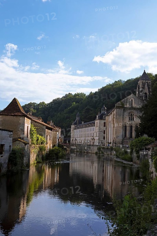 Medieval houses and Benedictine abbey Saint-Pierre de Brantôme on the Dronne river in the evening light, Brantôme, Dordogne department, Nouvelle-Aquitaine region, Périgueux arrondissement, Périgord Vert, France