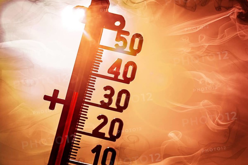 Thermometer in front of a blazing sun shows high temperatures, symbolic photo heat wave, photo montage +++ editorial use only