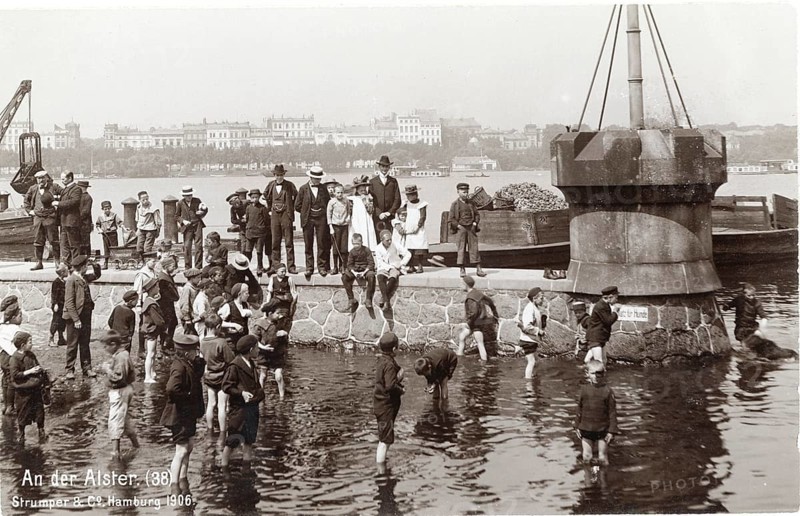 Hamburg, Alster, quay, Elbe, crane, bathing, swimwear, leisure, summer, swimming, men, boys, children, people on the edge of the harbor ankle-deep in water, with historic buildings in the background, photo Strumper + Co., 1906