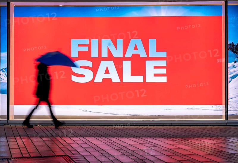 Final Sale, Clothing department stores' on Schadowstraße, large poster in the shop window advertising the winter sale, rainy weather, Düsseldorf, North Rhine-Westphalia, Germany