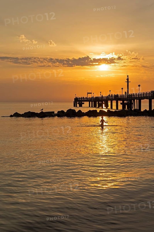 Sunset, pier, Baltic Sea, silhouettes, child, Wustrow, Fischland, Mecklenburg-Western Pomerania, Germany