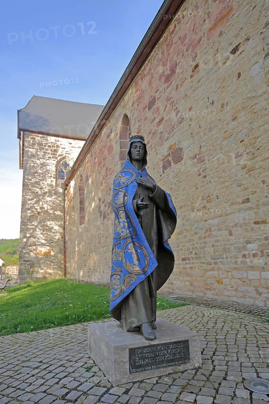 Kunigunde of Luxembourg sculpture by Karin Bohrmann-Roth 2025, Empress and Queen of the Holy Roman Empire, saint with blue robe, cape, modern art, life-size, collegiate church built in 1025, monastery complex, Kaufungen, Frau-Holle-Land nature park Park, Hesse, Germany