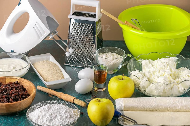 Prepare baking with mixer and grater in addition to curd, apples, raisins, yoghurt and puff pastry