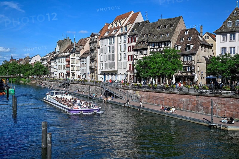 Sightseeing boat on the Ill, Old Town or Grand Ile, Strasbourg, Bas-Rhin department, Alsace, France